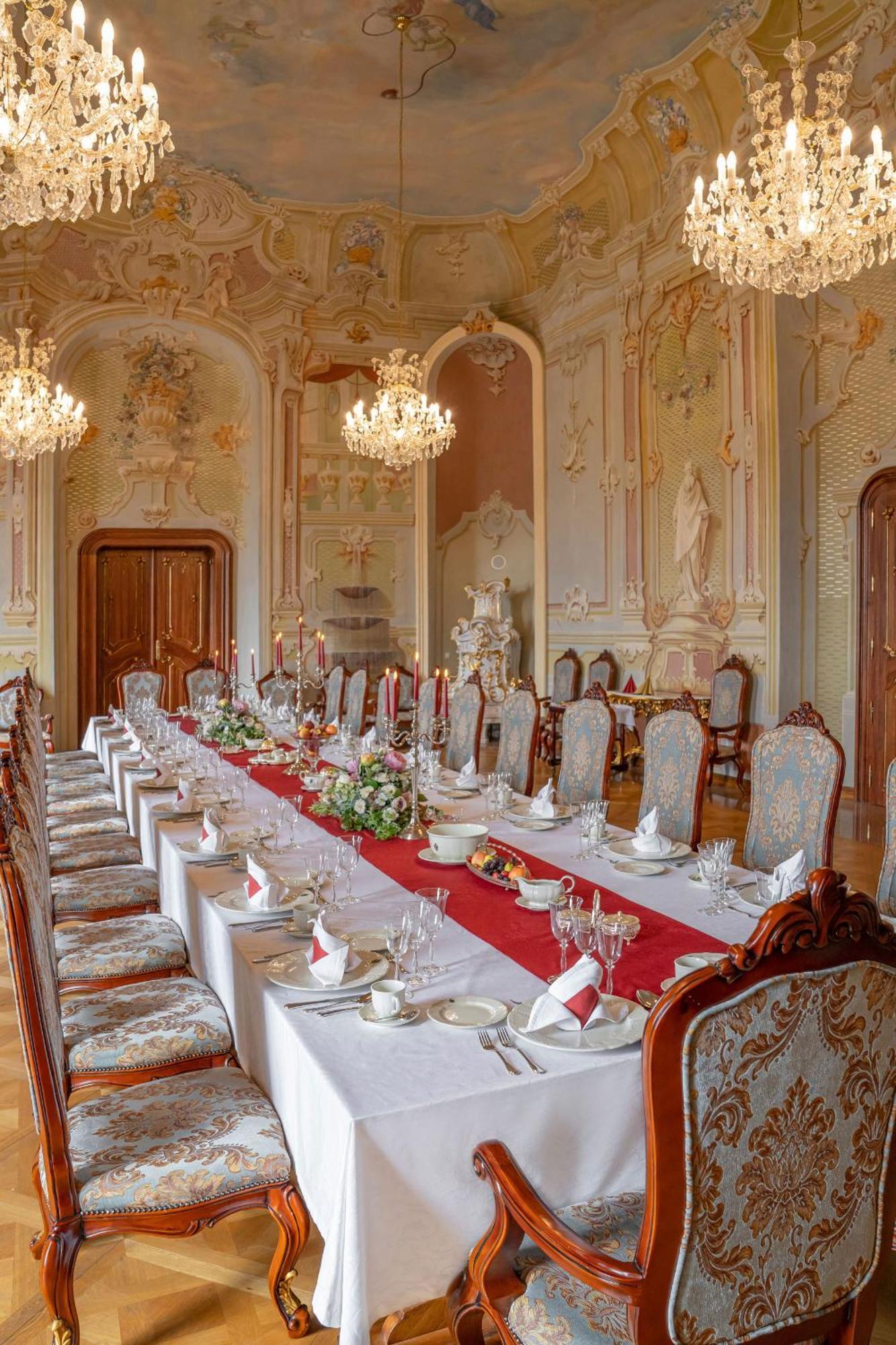 Galicia Nueva, Castle Hotel Lučenec エクステリア 写真